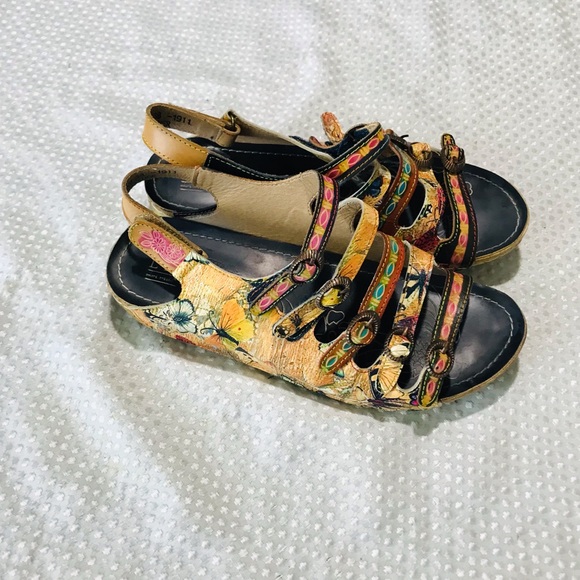 L'Artiste Taffyta Genuine Leather Strappy
Buckle Wedge Sandals - Picture 8 of 12